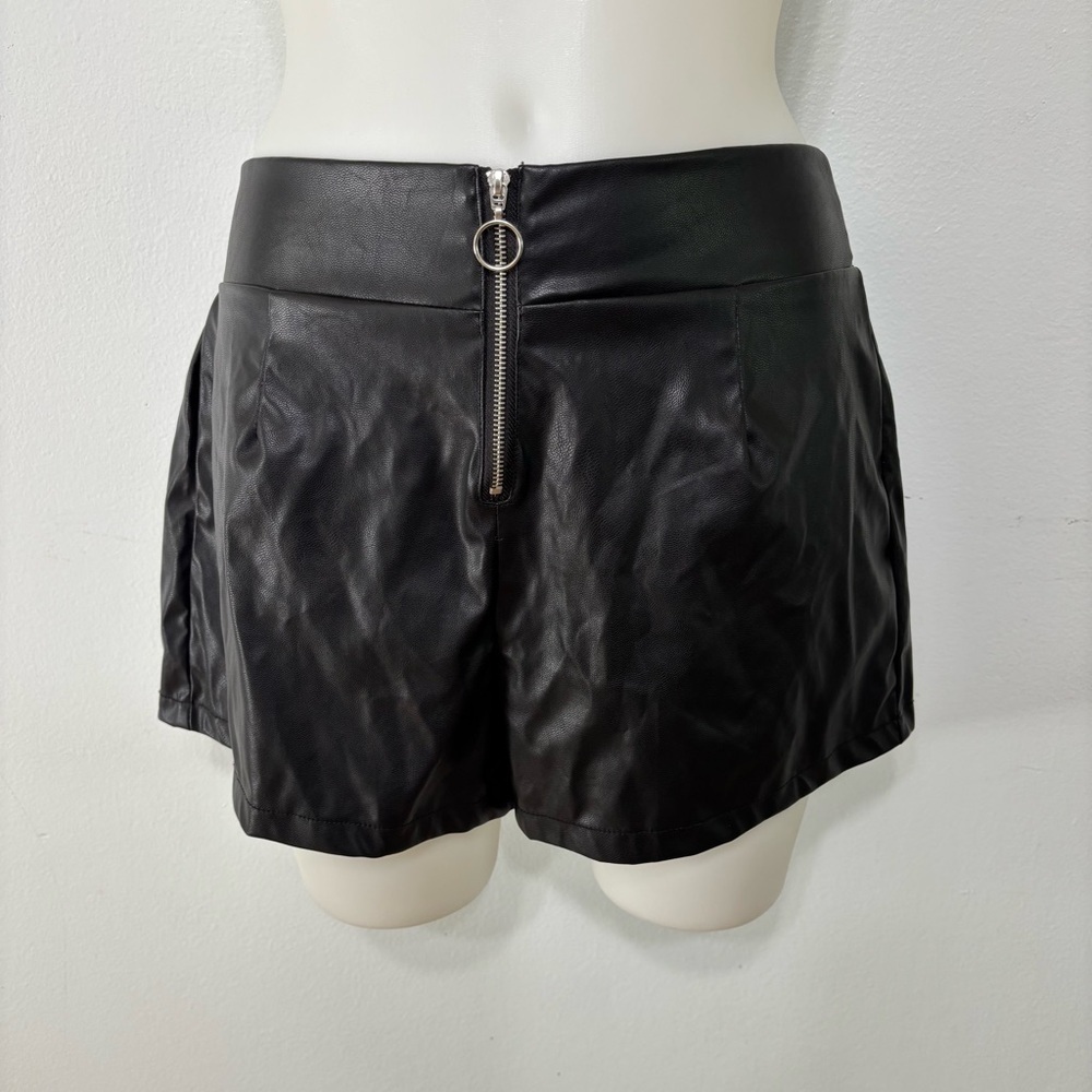 Jolie & Joy Black Biker Grunge Faux Leather Zip Front Shorts Size M